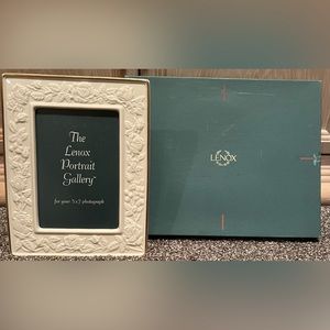 BRAND NEW! Lenox picture frame with gold trim